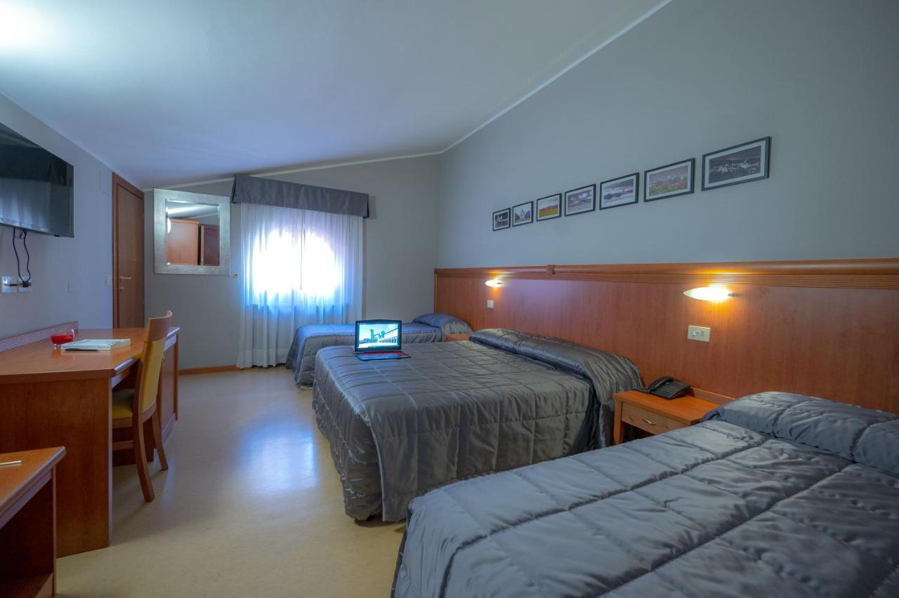 Hotel Moderno アッシジ エクステリア 写真