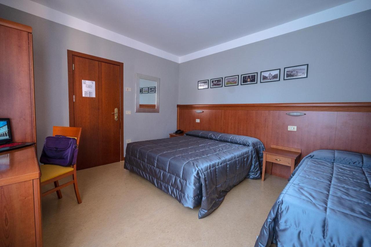 Hotel Moderno アッシジ エクステリア 写真
