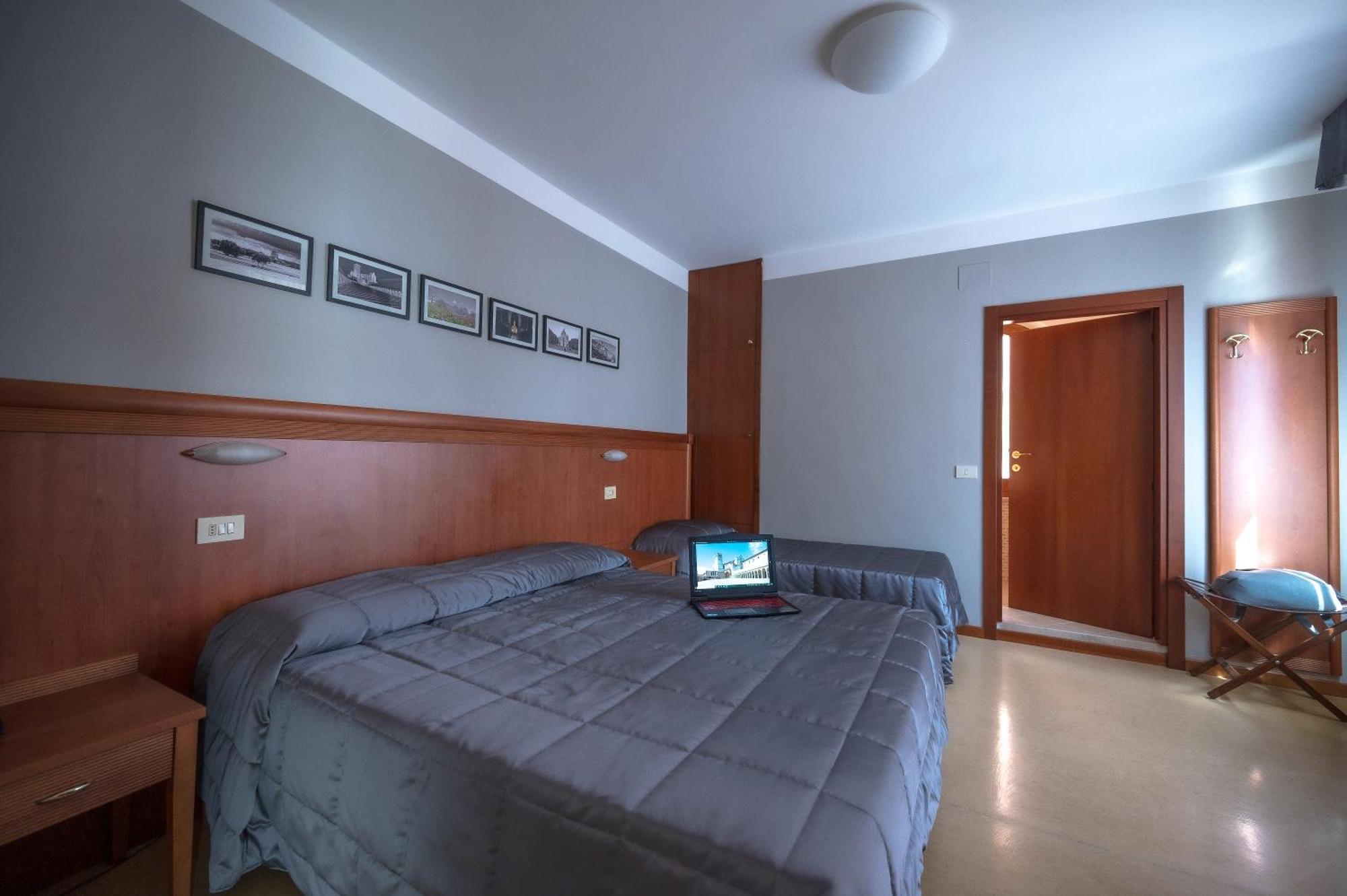 Hotel Moderno アッシジ エクステリア 写真