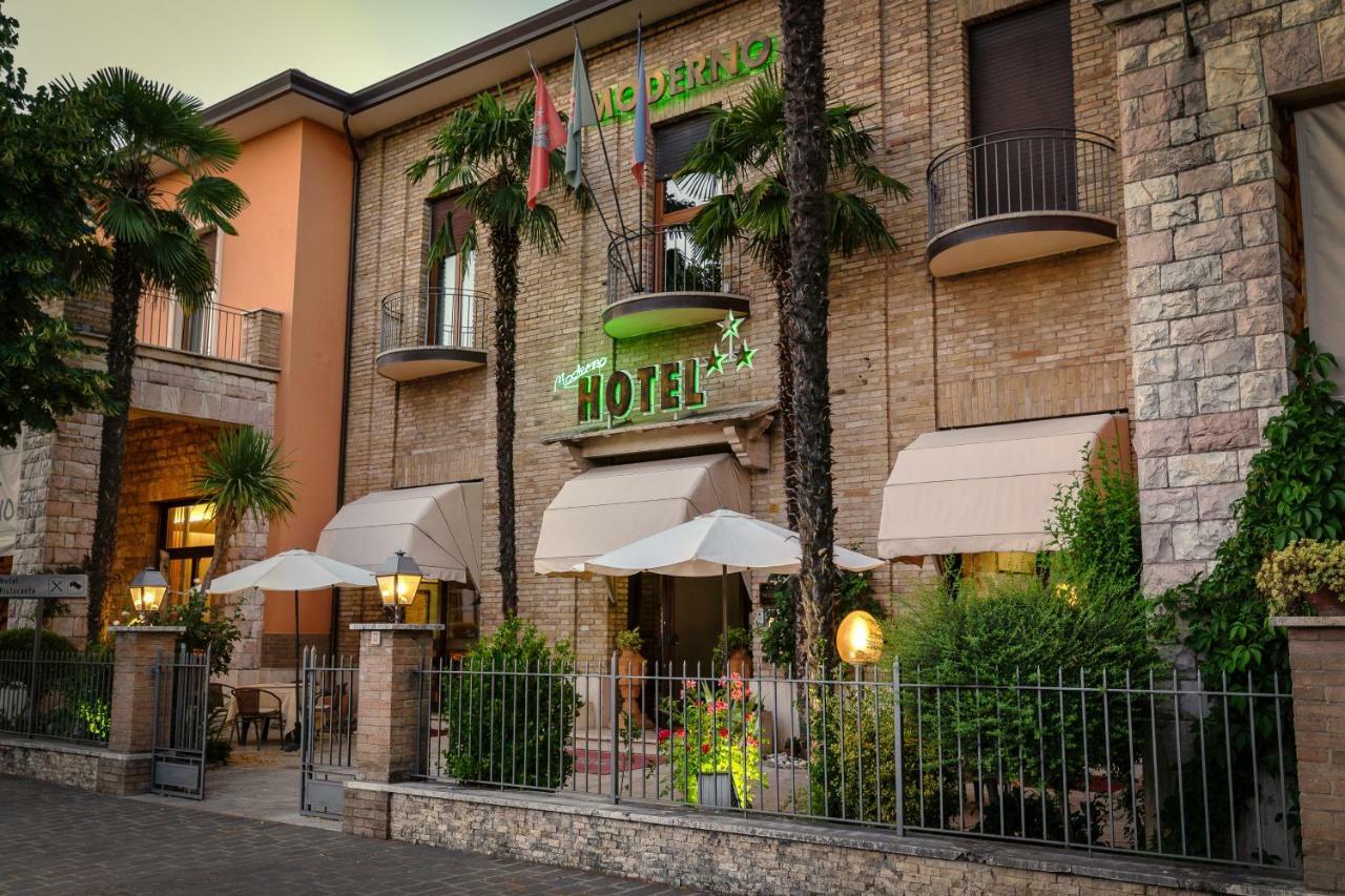 Hotel Moderno アッシジ エクステリア 写真